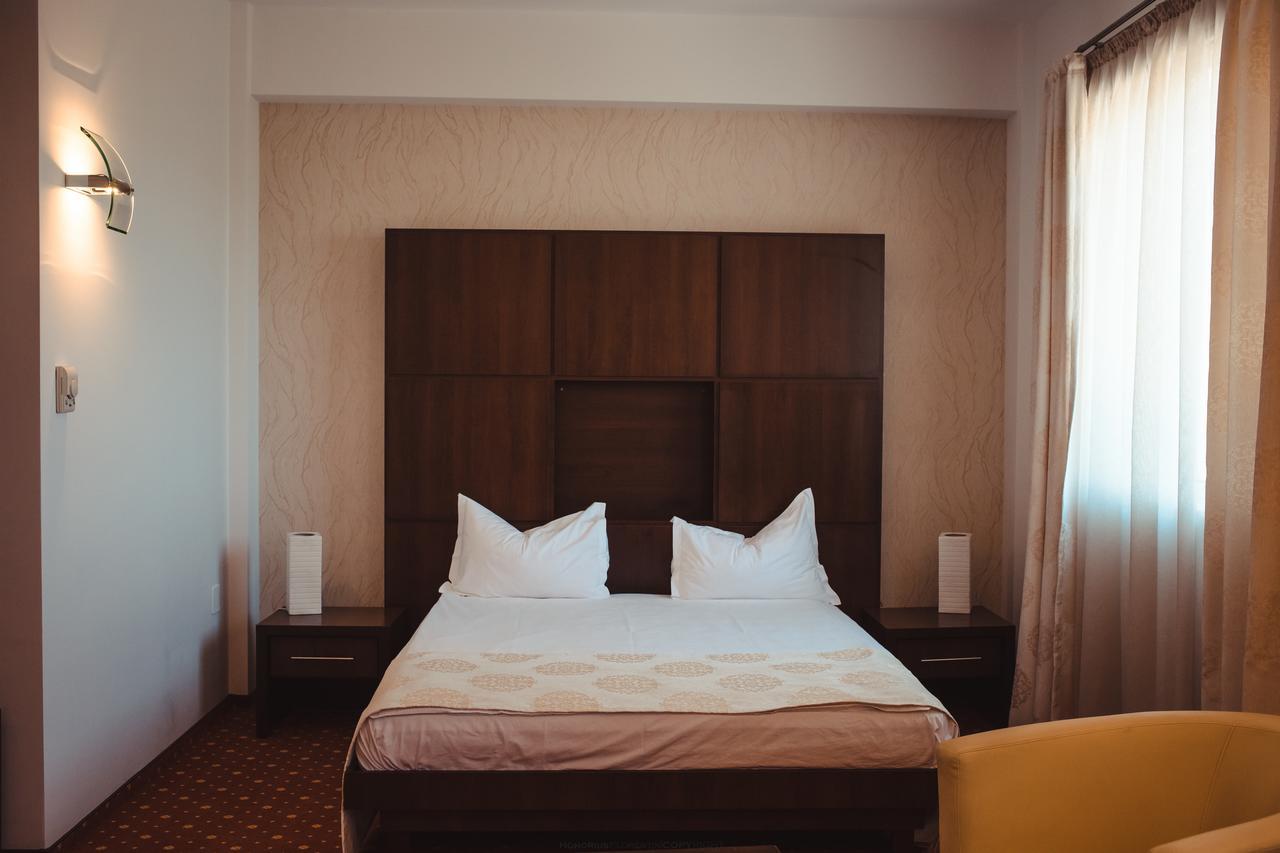 Celly Hotel ピテシュティ エクステリア 写真