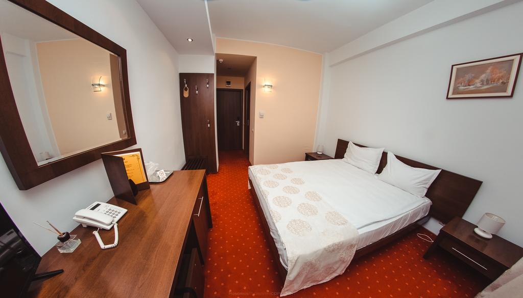 Celly Hotel ピテシュティ エクステリア 写真