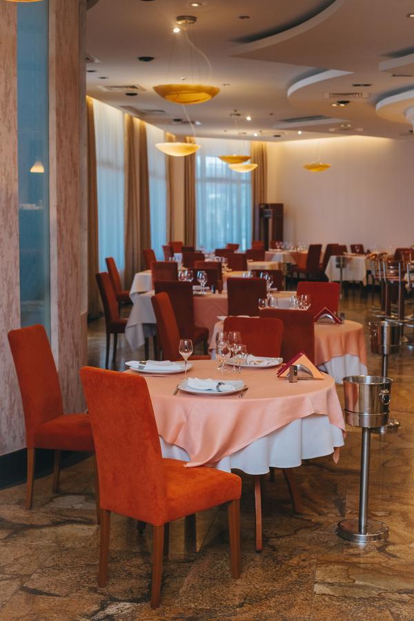 Celly Hotel ピテシュティ エクステリア 写真