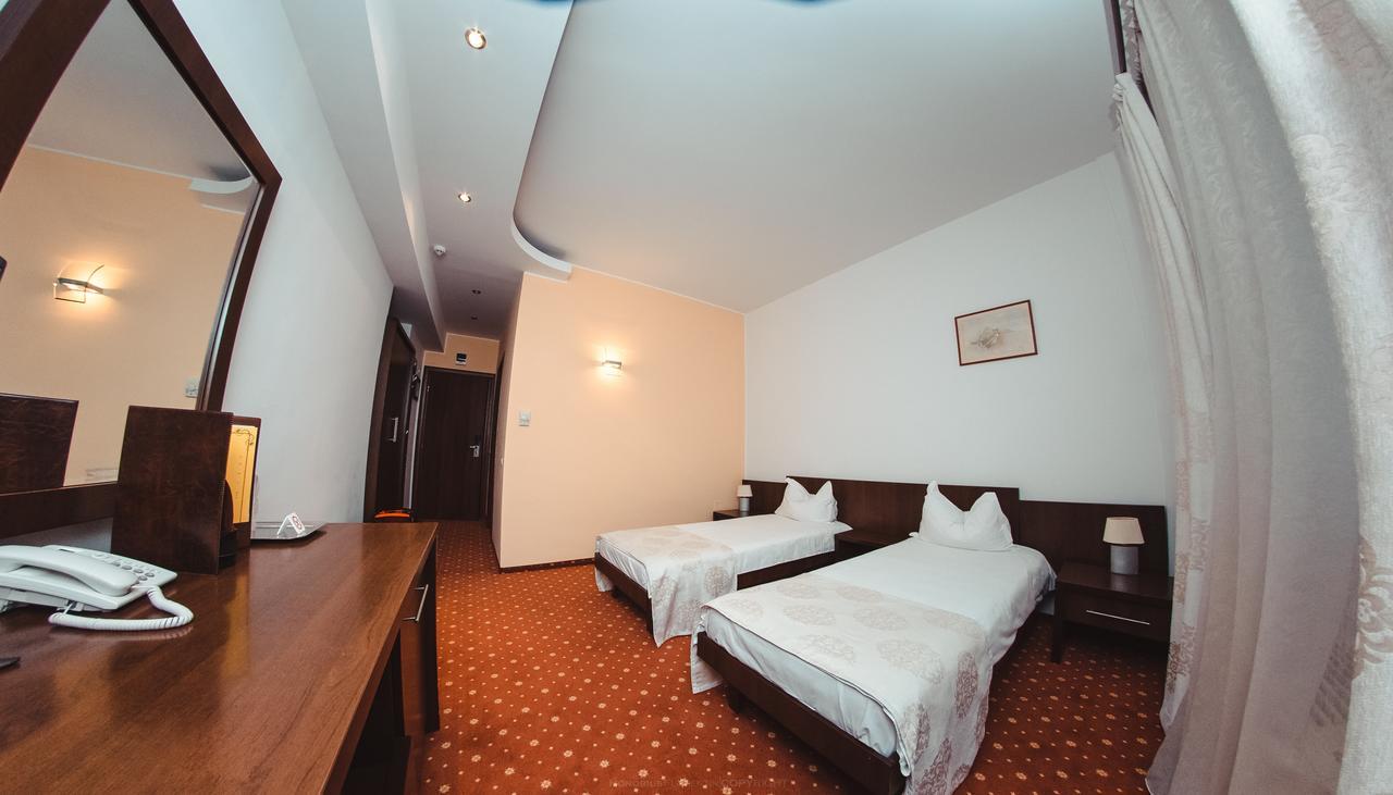 Celly Hotel ピテシュティ エクステリア 写真